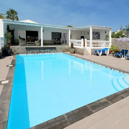 Villa Graceful Puerto Del Carmen 5 Bedrooms Vega Del Carmen Distant Sea Views *