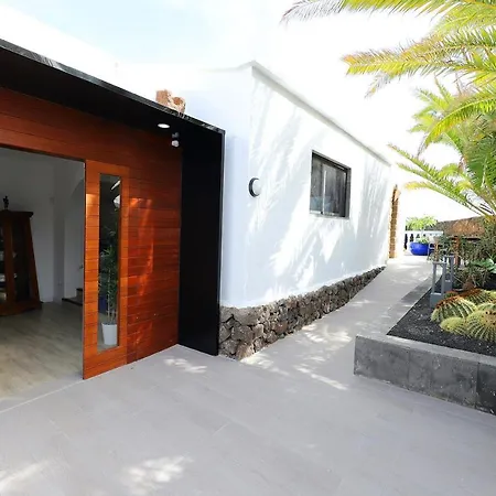 Graceful Puerto Del Carmen 5 Bedrooms Vega Del Carmen Distant Sea Views * Puerto del Carmen (Lanzarote)