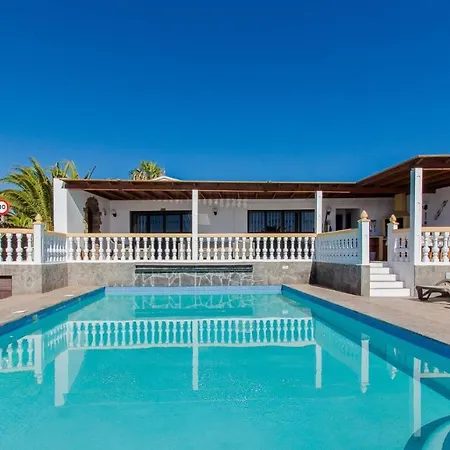 Graceful Puerto Del Carmen 5 Bedrooms Vega Del Carmen Distant Sea Views Villa Puerto del Carmen (Lanzarote)