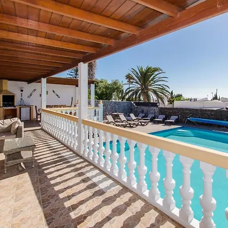 Graceful Puerto Del Carmen 5 Bedrooms Vega Del Carmen Distant Sea Views *