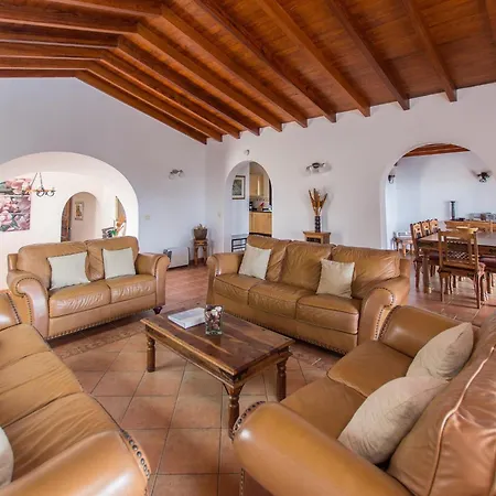 Graceful Puerto Del Carmen 5 Bedrooms Vega Del Carmen Distant Sea Views Villa Puerto del Carmen (Lanzarote)