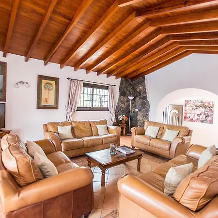 Graceful Puerto Del Carmen 5 Bedrooms Vega Del Carmen Distant Sea Views Villa Puerto del Carmen (Lanzarote)