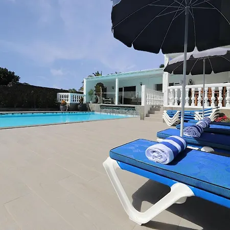 Graceful Puerto Del Carmen 5 Bedrooms Vega Del Carmen Distant Sea Views *