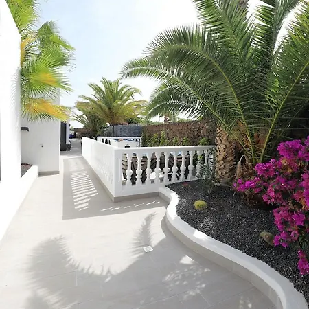 Villa Graceful Puerto Del Carmen 5 Bedrooms Vega Del Carmen Distant Sea Views *