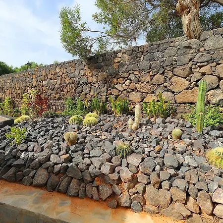 Graceful Puerto Del Carmen 5 Bedrooms Vega Del Carmen Distant Sea Views Villa *